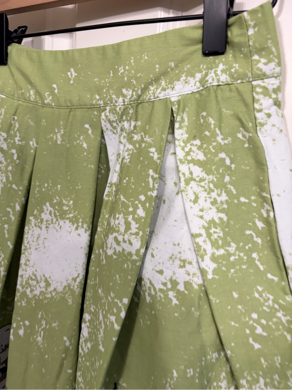Like new size M vintage Oktoberfest scenic green white and red pleated skirt! - Picture 3 of 10